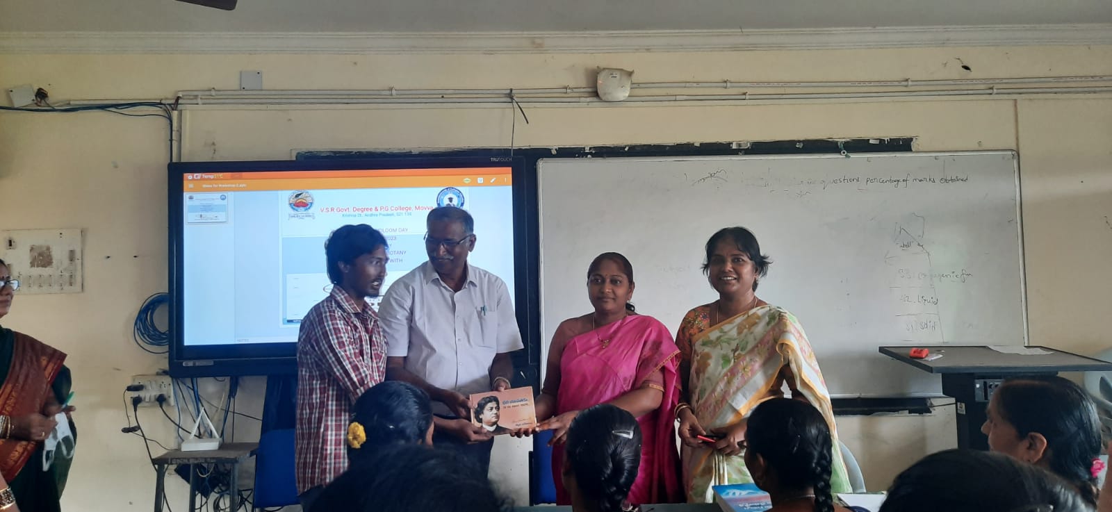 Prize distribution to winners on National Handloom Day